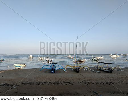 Denpasar, Indonesia - September 18, 2019: Jukung Boats Anchored On Sanur Beach. Jukung Is A Small Wo
