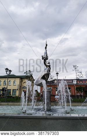Belarus, Postavy - August 21, 2020: Statue Of A Girl In A Fountain