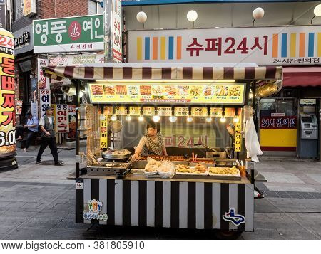 Suwon, South Korea - June 15, 2017: Seller Woman Waiting For Buyers In Her Fast Food Kiosk At Main S