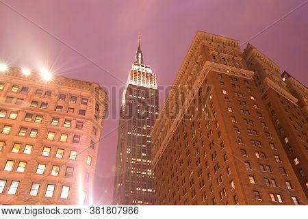 Midtown, Manhattan, New York City, Ny, United States - April 19, 2011: Skyline Of Buildings And Empi