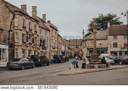 Stow-on-the-wold, Uk - July 10, 2020: People And Parked Cars On A High Street In Stow-on-the-wold, A