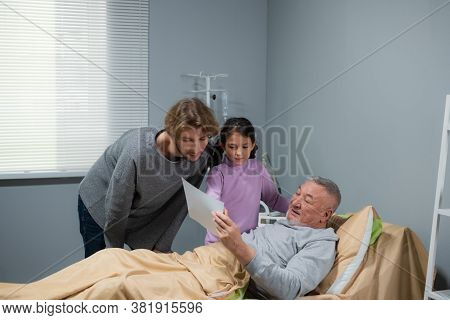A Little Girl And Her Dad Are Visiting Her Grandpa In The Hospital, She Brought Him A Picture She Dr
