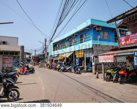 Chonburi/thailand -21 Apr 2019:unacquainted Tourist Walking At Downtown Of Koh Larn Island Pattaya C