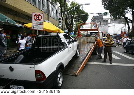 Salvador, Bahia / Brazil - November 15, 2016: Salvador City Traffic Officers Make Apprehension Of St