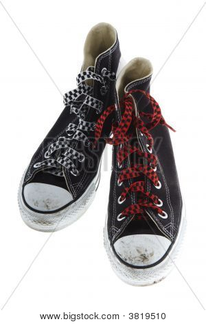 รองเท้านอกลู่นอกทาง ด้วย Shoelace เป็นสีแดง และสีขาว