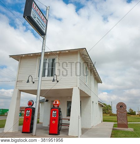 Hydro Usa September 10 2015; Phillips Pump At Lucille's Service Station, A Classic And Historic Gas 