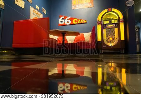 Oklahoma Usa - September 10 2015; Retro Style Cafe Restaurant With Art Deco Furnishings And Jukebox