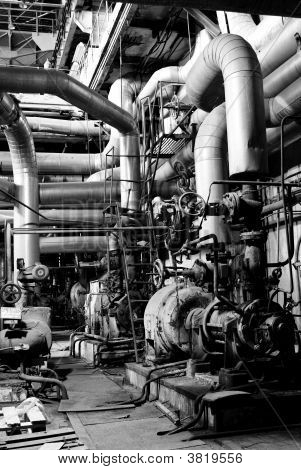 Kabler og rør som fundet inde i en moderne industriel kraftværket B&W
