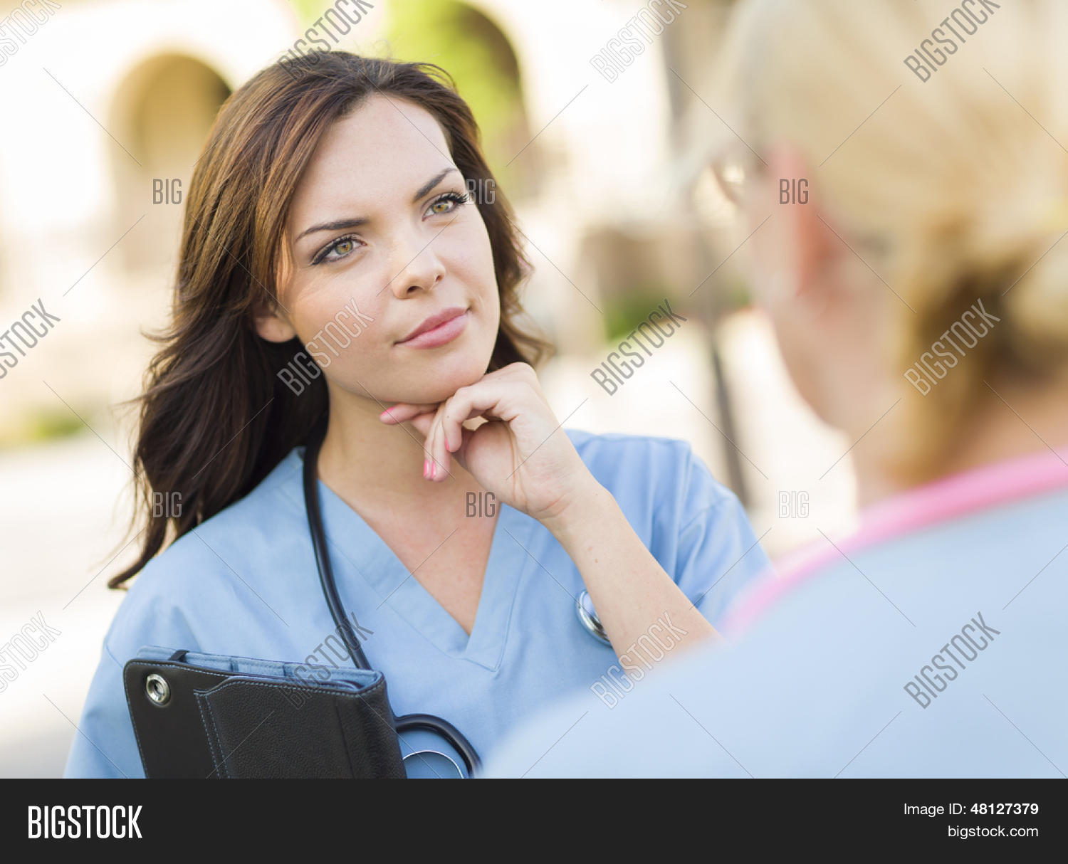 что девушки говорят врачу. что девушки говорят врачу. девочка беседует с врачом. врач. прием врача.