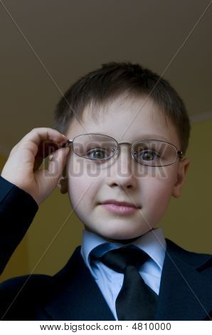 Ragazzo con gli occhiali.