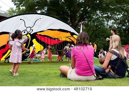 Mødre se deres børn spille på Butterfly Festival