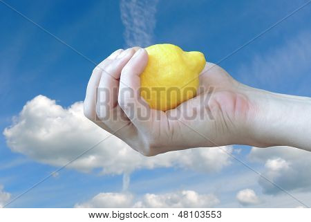 Hånd med citron