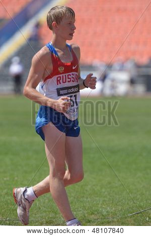 DONETSK, UKRAINE - 13. juli: Vladislav Saraykin, Rusland, konkurrere i finalen i 10.000 meter løb W