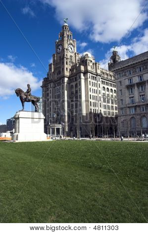 Liver Building ve Edward Vii heykeli Liverpool İngiltere'de İngiltere'de