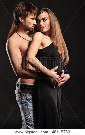 Coppia di passione in amore su bacjground scuro