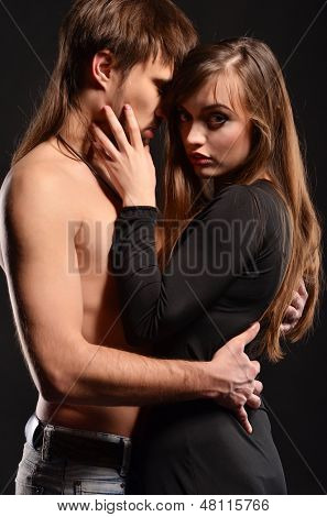 Coppia di passione in amore su bacjground scuro