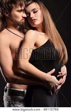 Coppia di passione in amore su bacjground scuro