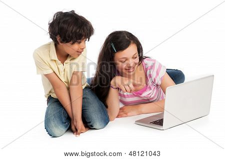 노트북 컴퓨터를 보면서 두 아이