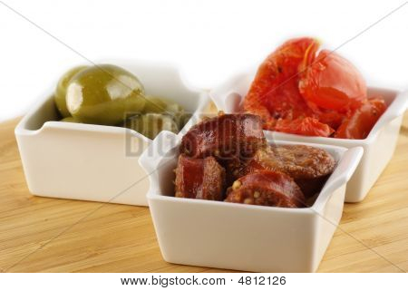 Plakalı Tapas, zeytin, domates ve beyaz Marine sosis