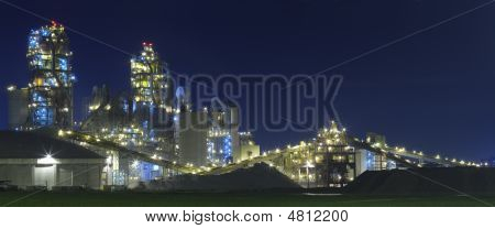 Factory / chemický závod v noci