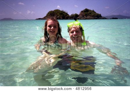 Faderen datter snorkling