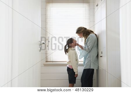 ウィンドウの娘の顔を持って愛する母の側面のブラインドします。