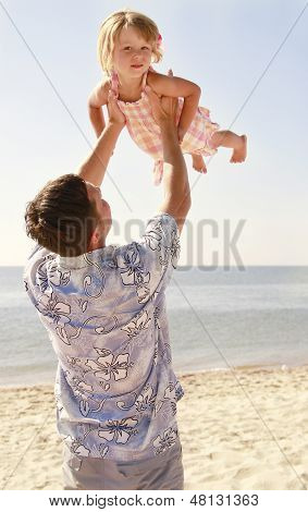 Far og datter på havet