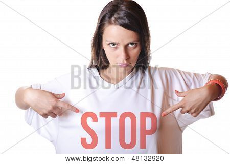 Красивая молодая женщина указывая на слова на ее белой футболке