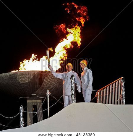 INNSBRUCK, Áustria - 13 de janeiro Egon Zimmermann ilumina caldeirão durante a cerimónia de abertura da B