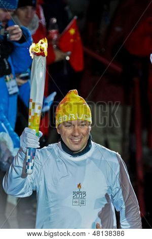 INNSBRUCK, Österreich - Januar 13 Fritz Strobl trägt das Olympische Feuer während der Eröffnungsfeier am
