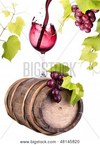 uva con bicchiere di vino e fusto in legno vintage