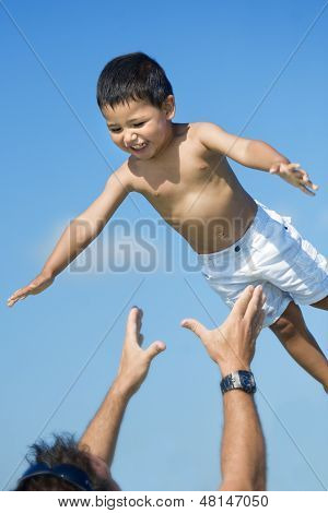 Vader met zijn zoon spelen