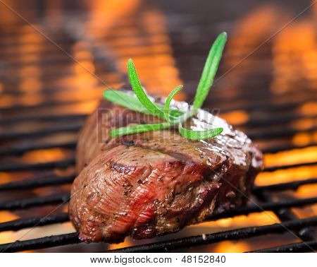 gros plan de steak sur un grill