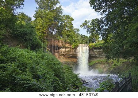 Minnehaha Falls v Minneapolis, Minnesota na letní ráno