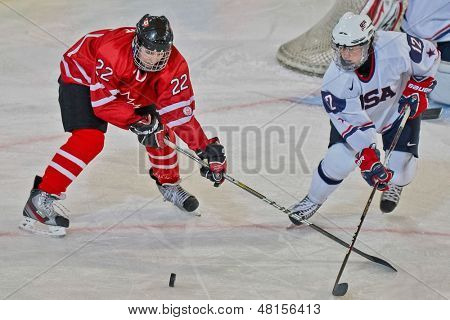 INNSBRUCK, Rakousko - 15. ledna Nicholas Hebert (CAN) a Jack Eichel (USA) bojovat o puk jako Ca