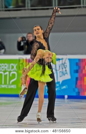 INNSBRUCK, Østrig - januar 15 Innsbruck, Karina Uzurova og Ilias Ali (Kazachstan) sted 5: e i th