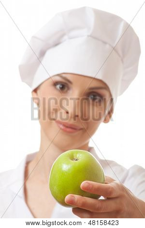 Smilende kvinde cook med apple, isoladed på hvid baggrund
