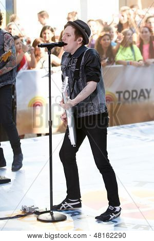 NOVA YORK-19 de julho: Patrick Stump do Fall Out Boy executa na NBC Today Show no Rockefeller Plaza em