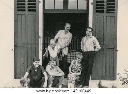 RAWICZ, Polen, CIRCA 1947 - Vintage foto af uidentificerede familie poserer foran deres hus tog