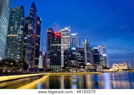 Marina Bay con la skyline di Raffles Place at bluehour