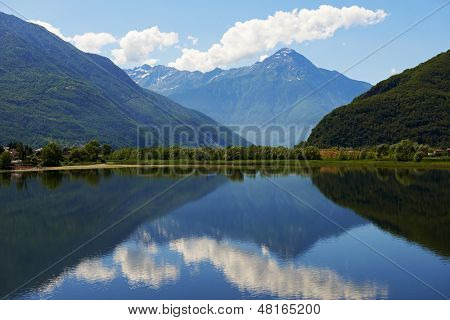 Pittoresco paesaggio del lago di Italia nelle montagne Alpine