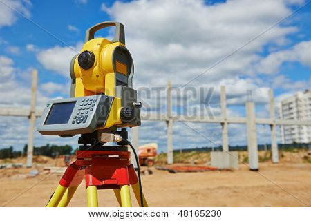 Surveyor ekipman tacheometer veya teodolit açık havada inşaat sahasında