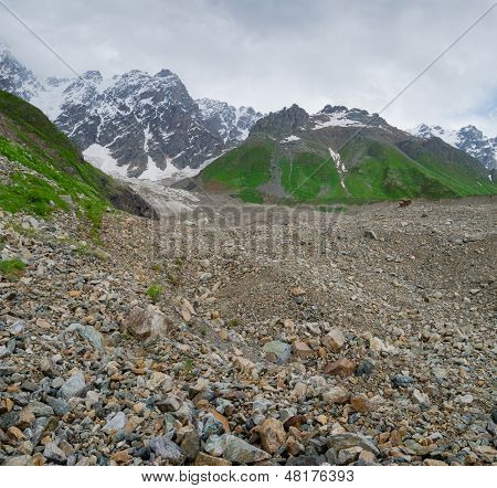 Sorgente del fiume Inguri - pietre nel ghiacciaio ai piedi del Monte Shkara, Svaneti, Geor