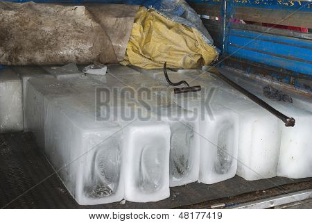 Grandes vigas de hielo y las herramientas para manejarlas.
