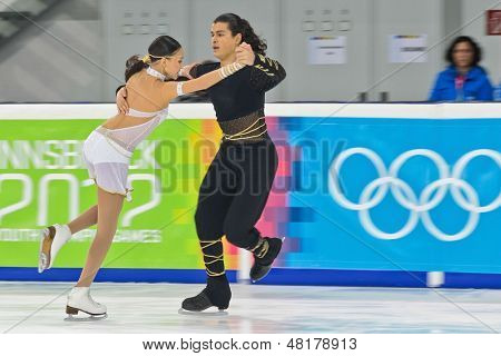 INNSBRUCK, Østrig - januar 17 Karina Uyurova og Ilias Ali (Kazachstan) sted 6: e i par isen