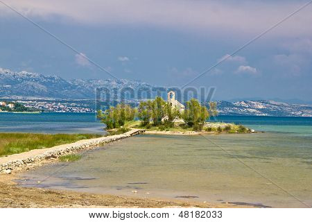 Cappella sulla piccola isola di Posedarje