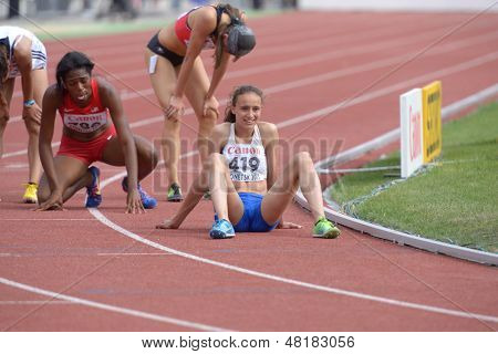 Donezk, UKRAINE - JULY 14: Mädchen nach dem Finale über 800 Meter beim 8. IAAF World Youth Champion