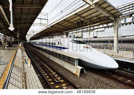 KYOTO - 28 de novembro: Um Shinkansen trem bala 28 de novembro de 2012 em Kyoto, JP.  O Nagoya Tokkaido