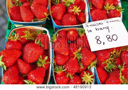 Cestini di fragole fresche al mercato di strada