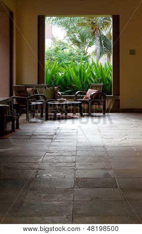 Interior com janela e mobília persa